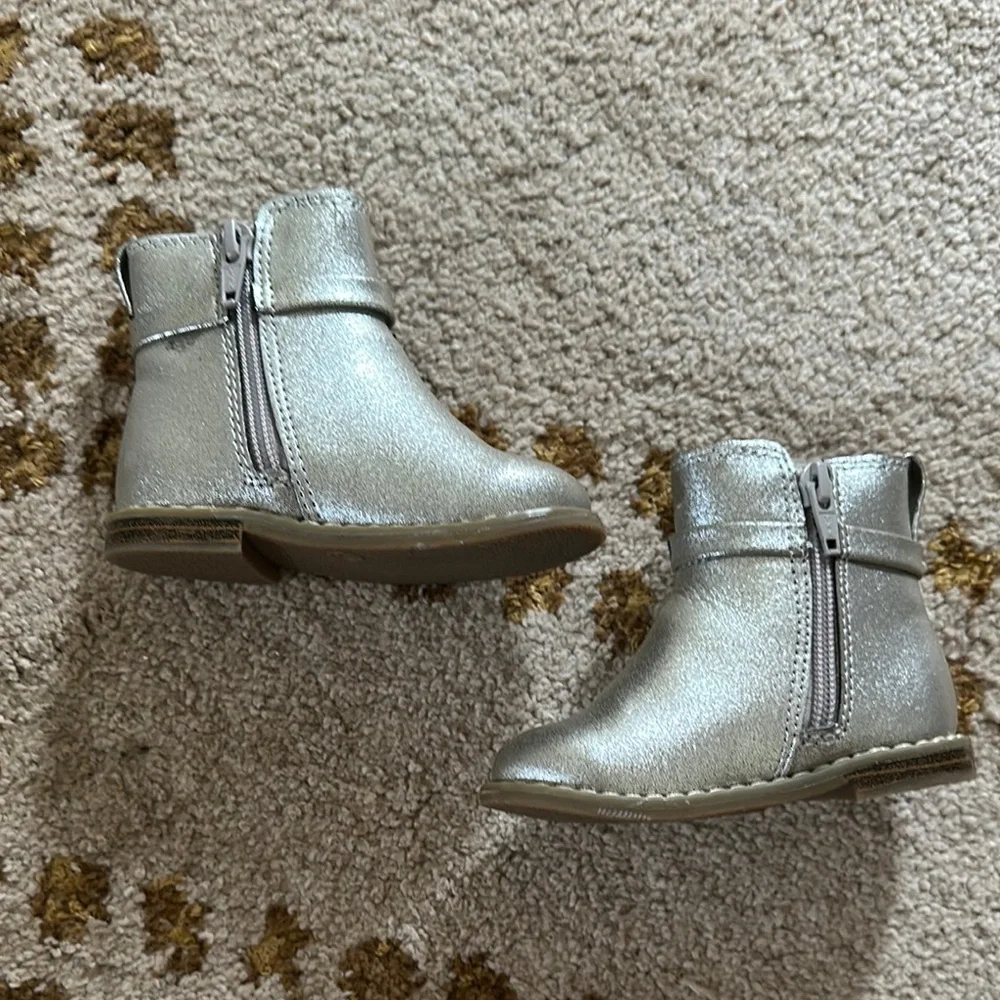 Gap silver metallic ankle booties with bow detail size 5